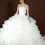 Vestito da sposa romantico Principessco in Organza con scollo dritto e gonna a balze voluminosa