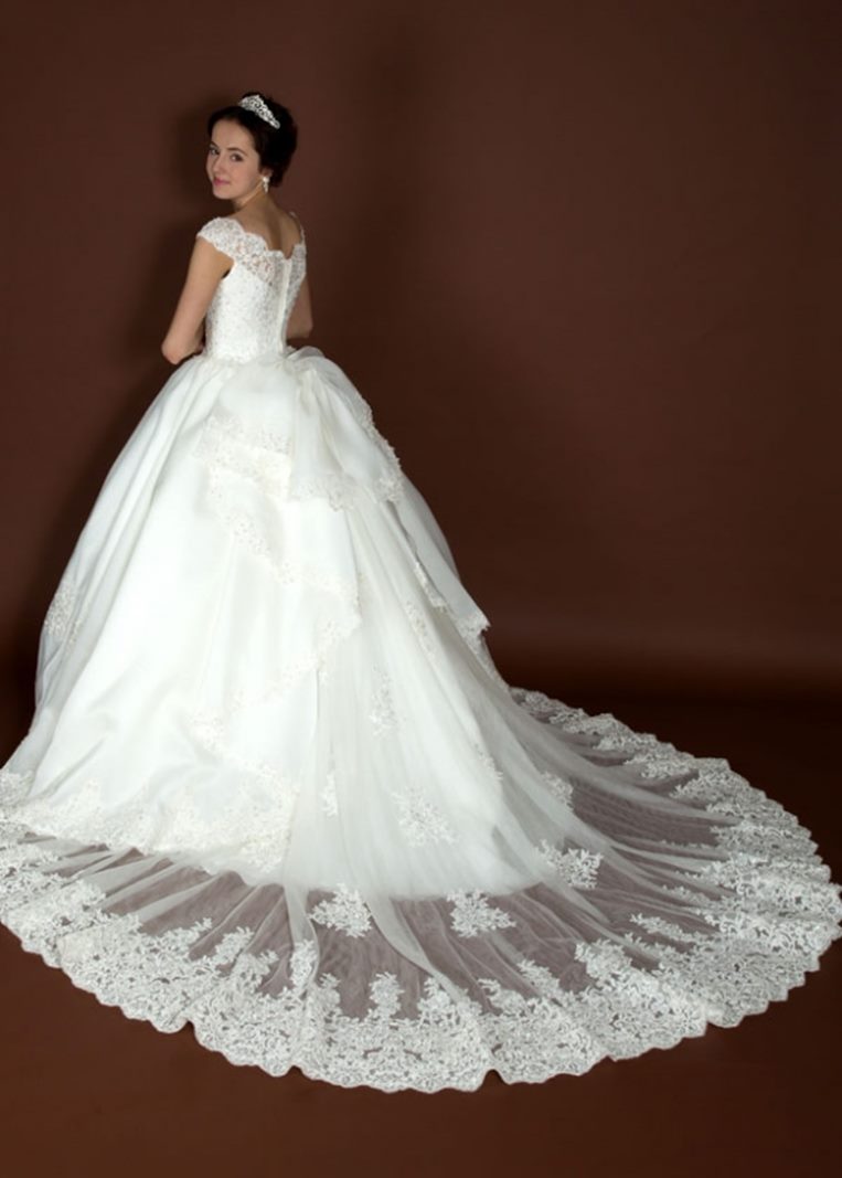 Vestido de novia con corpiño de encaje y falda ancha con cola larga  desmontable con adornos de pedrería y lentejuelas - Sposamore