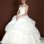 Classico abito da sposa con gonna a balze scollo a cuore e decorazioni  luminose