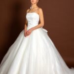 Vestido de novia clásico con falda amplia en tul estilo princesa, corpiño de encaje