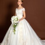 Vestidos de Novia Outlet los mejores vestidos de novia tradicionales con escote barco rico en encajes y perlas.