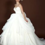 Vestido de novia de organza con escote corazón y falda voluminosa con volantes