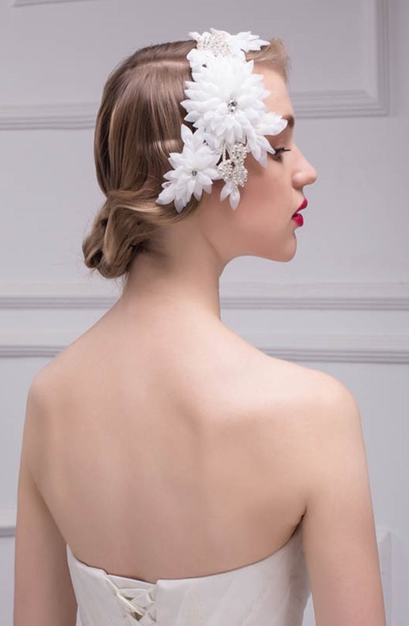 Accessori capelli sposa 2020 caratterizzato da un design floreale
