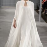Raffinata ed elegante cappa da sposa in raso di seta, perfetta per ogni stagione dell'anno, accessori sposa online