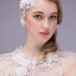 Banda para el cabello de la novia decorado con flores de tejido y piedras brillantes