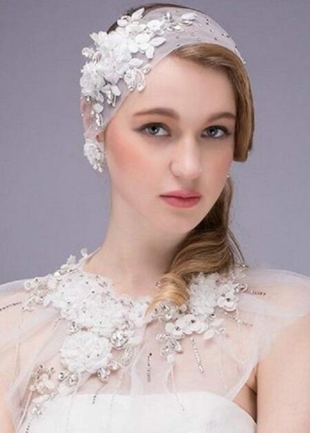 Cerchietto da sposa 2021 decorato con fiori di stoffa e pietre scintillanti  in vendita online - Sposamore