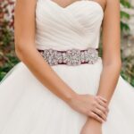 Cinturón elegante de pedrería de colores para vestidos de novia disponible en todos los colores