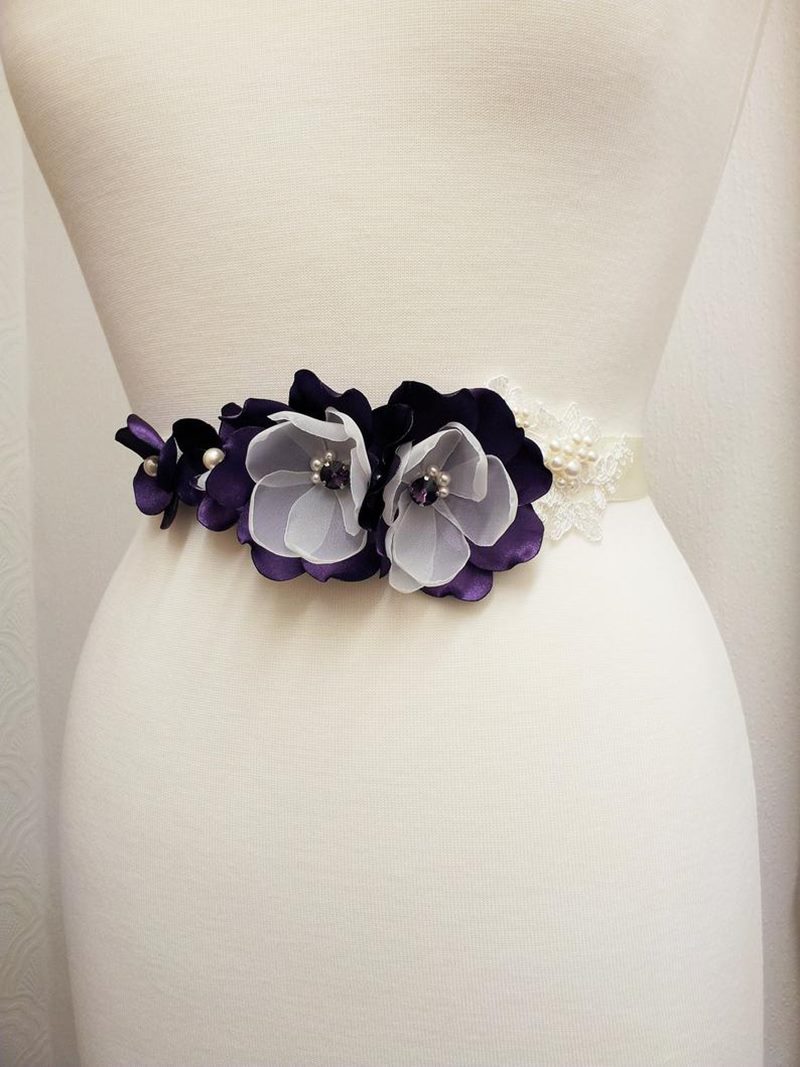 Cintura da sposa con fiori di stoffa e perline disponibile in vari colori  collezione 2021 - Sposamore