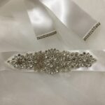 Cinturón joya para vestidos de novia o ceremonia online en satèn con adornos plateados