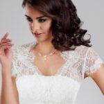 Chaqueta de novia de encaje con mangas a capucha venta online.