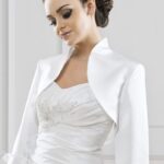 Chaqueta de novias para boda en la iglesia en satèn con mangas tres cuartos. Venta online a precios baratos.
