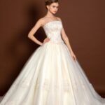 Elegante vestido de novia de escote recto chaqueta de cuello alto y manga larga con efecto tattoo.