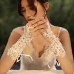 Guantes de novia sin dedos baratos online en encaje con piedras brillantes, flores y perlas