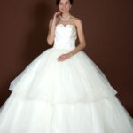 Magnifico Abito  Nuziale Style Principessa con Gonna Vaporosa e tanti Fiori di Stoffa come decorazione
