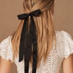 Nastro di raso fioccho per capelli 2021 per una semplice acconciatura da cerimonia semiraccolto da un total look nuziale
