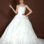 Romantico abito da Sposa ampio con eteree rouches di organza che arricchiscono tutta la gonna e il favoloso strascico