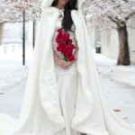 Abrigo de Novia de Invierno en Satèn, abrigo ideal de corte largo que consigue cubrir todo el largo del vestido que llevas puesto
