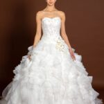 Splendido abito da sposa collezione 2021 con scollatura a cuore in pizzo gonna in organza con balze