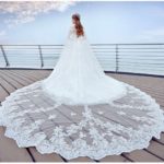 Velo Cola Watteau larga para novias en suave tul con aplicaciones de encaje Chantilly con motivo floral