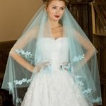 Velo de novia en tul con doble capa longitud media bordado en encaje rebrode en el bajo color azul