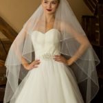 Velo de novia de longitud media de tres capas que cubre el rostro con decoraciones brillantes