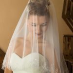 Velo de novia corto de dos capas con decoracines brillantes a la venta en internet