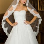 Online wedding veil in medium length tulle embellished on the edge with rebrode lace details