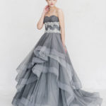 Vestido de novia color gris, económico y colorido hecho de organza y encaje con escote corazón