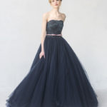 Vestido de novia color azul noche confeccionado en organza y encaje con escote corazón