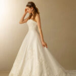 Abito da sposa principesco fatto in satin con scollo a cuore