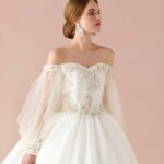 Cheap princely wedding dress in organza and satin with appliques on the bodice and sleeves in tulle.