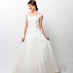 Princess wedding dress in organza and lace with a straight neckline and straps