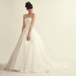 Vestido de novia princesa con escote corazón realizado en organza y encaje