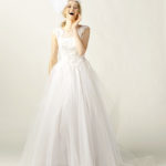 Inexpensive high-neck princely wedding dress made of organza and lace