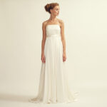 Vestido de novia estilo imperio online realizado en gasa con escote recto