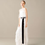 Vestido de novia de corte recto con plumas y pedrería
