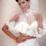 Mantello da sposa a collo alto in tulle molto elegante con finiture in pizzo
