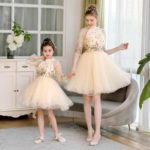 Conjunto de vestidos cortos formales para madre y bebé en venta online al por mayor vestidos para ocasiones especiales confeccionados en satèn y tul con media manga, cuello alto con aplicaciones de encaje