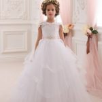 Vestidos de ceremonia para niñas a precio barato en internet estilo princesa hecho en satèn y tul con aplicaciones de encaje