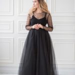 Abiti da cerimonia per donne in dolce attesa in tulle con maniche lunghe trasparenti decorate stile impero