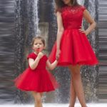 Vestidos para bodas rojos a juego para mamá e hija con corpiño de encaje y falda ancha de tul y lazo en la espalda