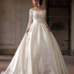 Vestidos de novia elegantes y refinados para bodas de invierno, escote humeral manga larga de encaje y falda ancha de satèn con lazo en la espalda