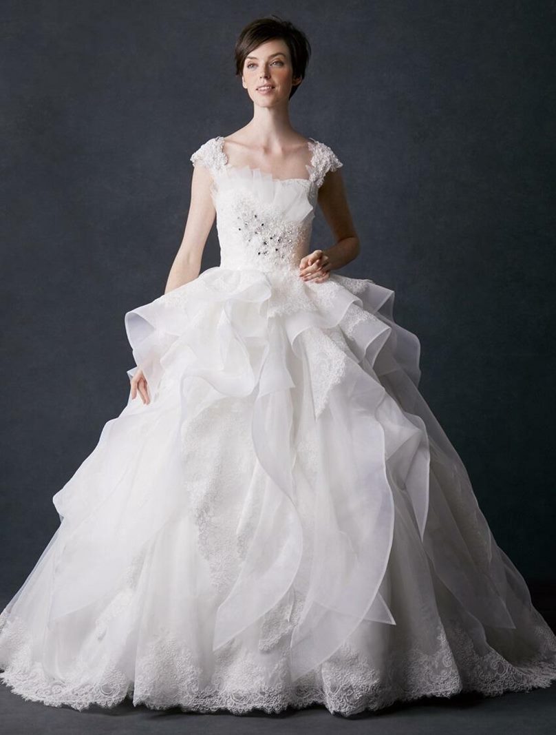 Vestidos de novia muy particulares a la venta online a barato confeccionado en satèn y tul adornados con aplicaciones de encaje y con lentejuelas, pedrería y -
