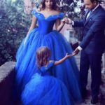 Vestidos de princesa disney para mamá e hija con falda ancha de tul decorada con piedras brillantes, corpiño de satèn con tirantes caídos decorado con flores de tela