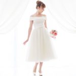 Vestidos de novia shabby chic en internet corpiño de satén con mangas fuera del hombro longitud té con delicado cinturón de satén decorado con un lazo