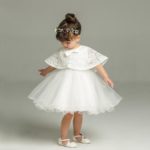Vestido corto de bautizo para niña en oferta con capa de encaje decorada con lazo y perlas  falda de tul voluminosa