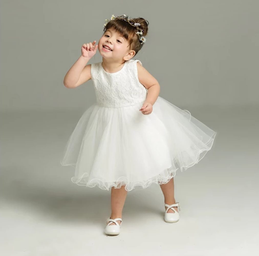 Vestido corto de bautizo para niña en oferta con capa de encaje decorada  con lazo y perlas falda de tul voluminosa - Sposamore