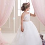 Abito cerimonia bambina per occasioni speciali fatto in raso e tulle con gonna ampia e applicazioni di pizzo arricchito con paillettes