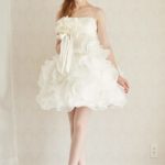 Vestido corto de novia mini vestido con volantes difuso en falda corpiño de satèn con escote recto y falda enteramente bordada con volantes de organza