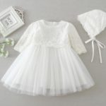 Abito da battesimo bimba online bianco in pizzo e tulle vaporoso con maniche tre quarti e cappellino di pizzo